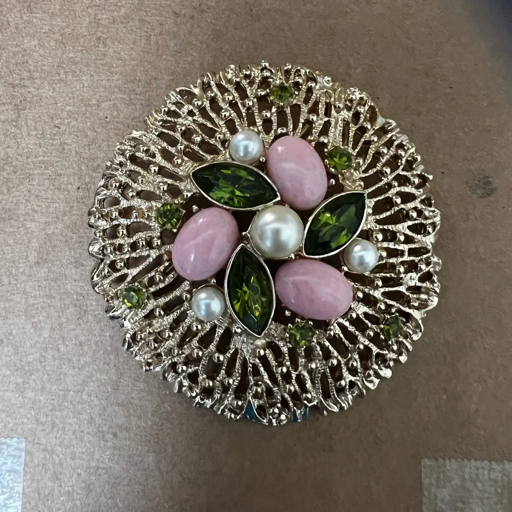 Elegant Gold and Pink Brooch with Green Accents by Sarah Coventry - Picture 7 of 12